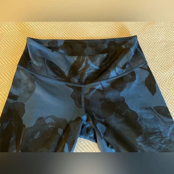 Lululemon Wunder Under Crop - Picture 4 of 8